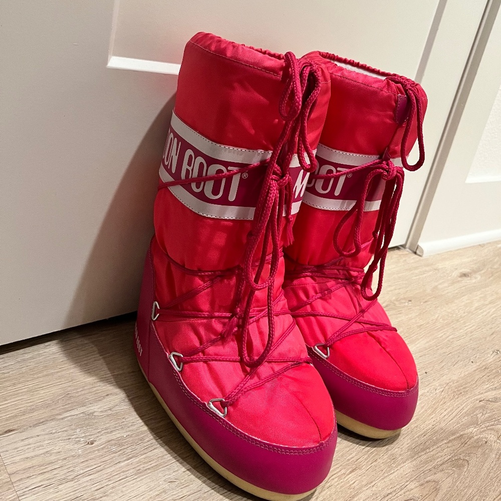 Size 6 hot pink moon boots